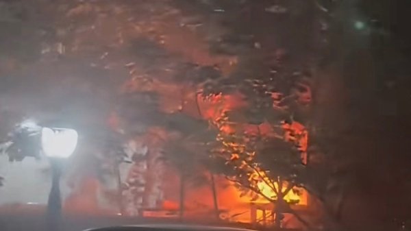 启点优配 今晨浦东一居民楼底楼起火 消防及时出动涉事屋内无人